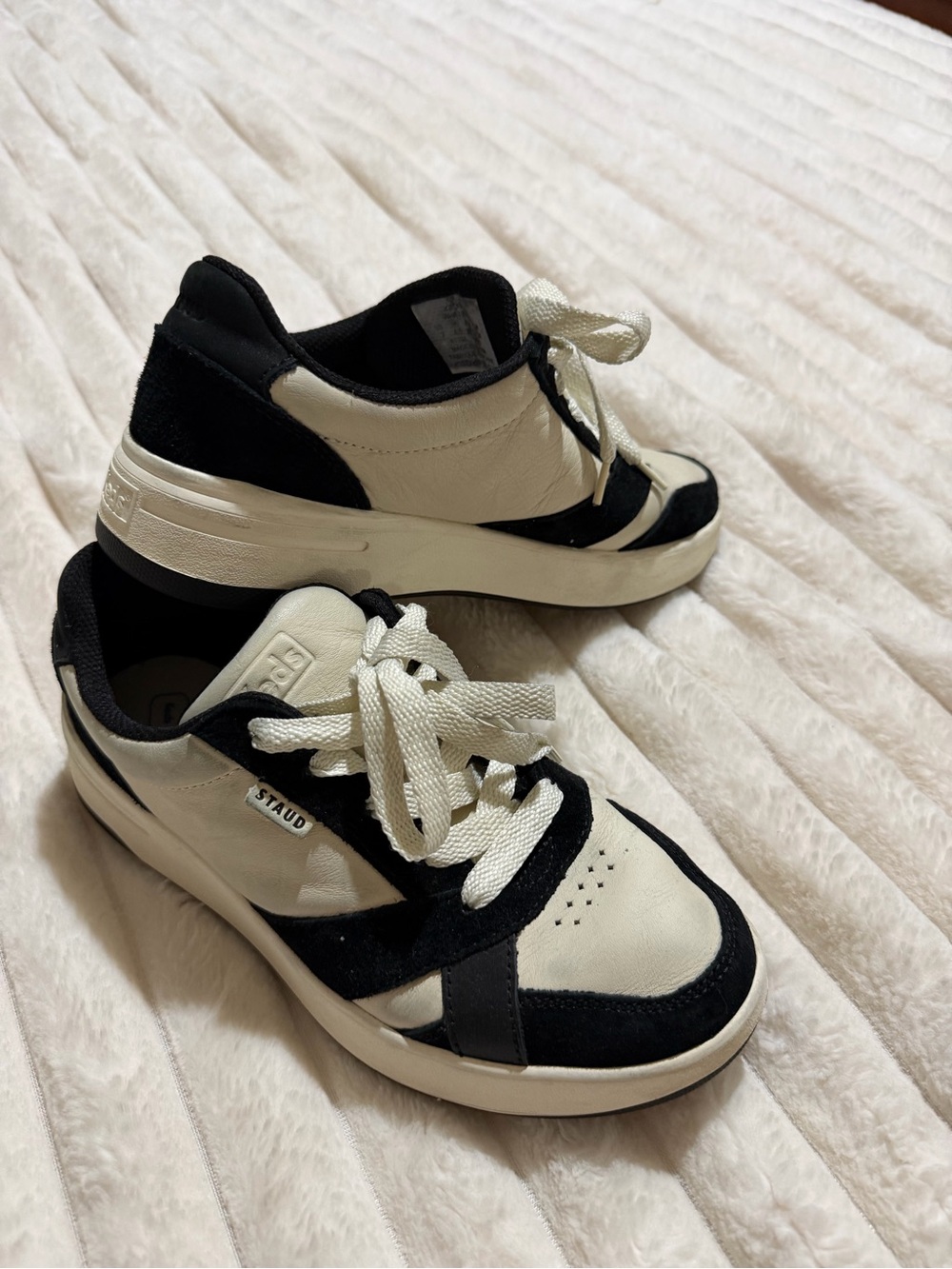 STAUD women ‘s Black and White/Cream Leather Low-Top Sneakers